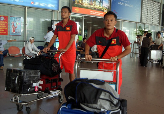Tiền vệ Thành Lương và Thanh Bình tại sân bay Tân Sơn Nhất.